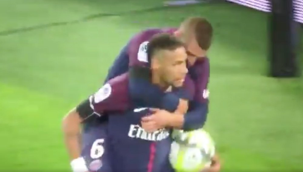 Neymar y Verratti celebran el primer gol del brasileño en París. Twitter