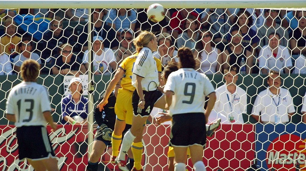 Nia Kuenzer anota el gol de oro ante Suecia, que le daba a Alemania su primer Mundial. DFB