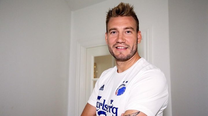 El díscolo Bendtner vuelve a casa: se va al Copenhague