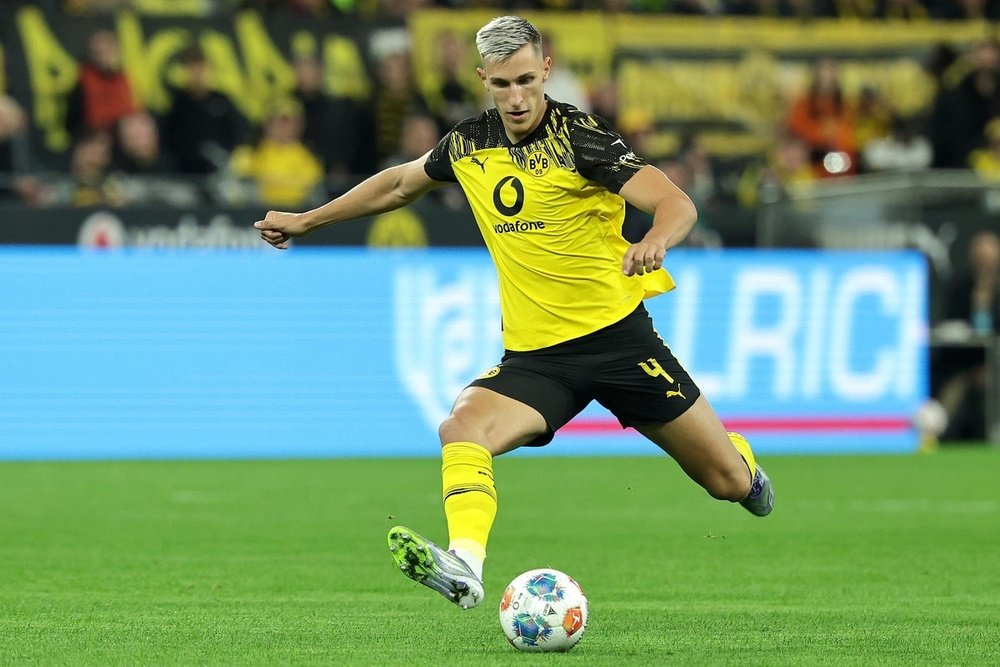 Real Madrid mạnh tay chi tiền, quyết tâm chiêu mộ hàng phòng ngự Bundesliga 6 nico schlotterbeck golpea el balon en el borussia dortmund wolfsburgo de bundesliga 2025 26 efe friedemann vogel