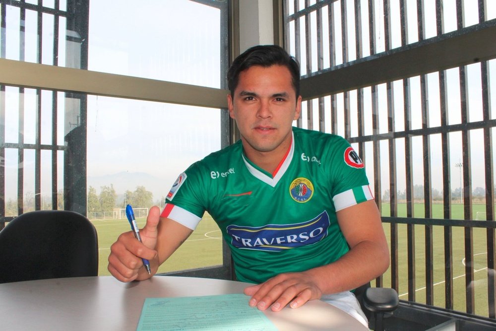 Nico Vargas firma su contrato con Audax Italiano. Audaxitaliano