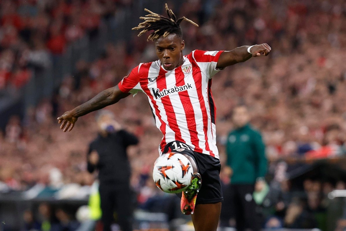 Nico Williams contrôle un ballon face aux Rangers. EFE/Miguel Toña