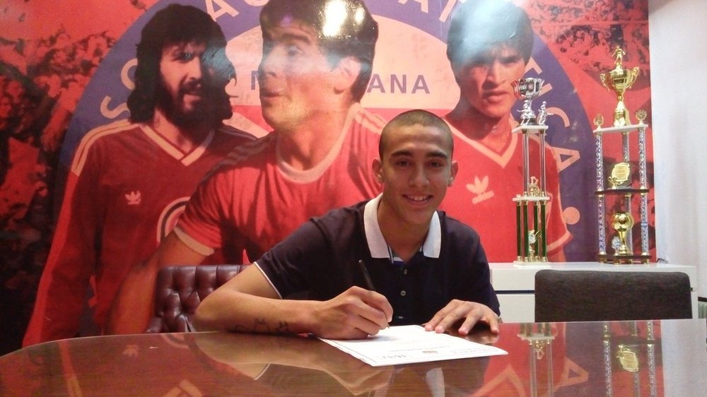 Nicolás González, firmando contrato con Argentinos Juniors. ArgentinosJuniors