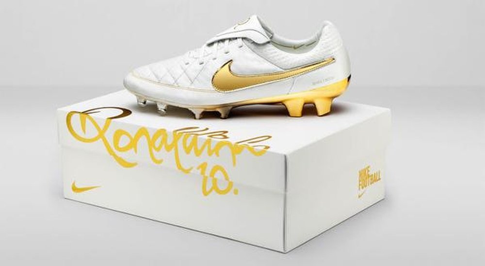 cada llorar Microordenador Nike release classic boot ten years after Ronaldinho's famous video