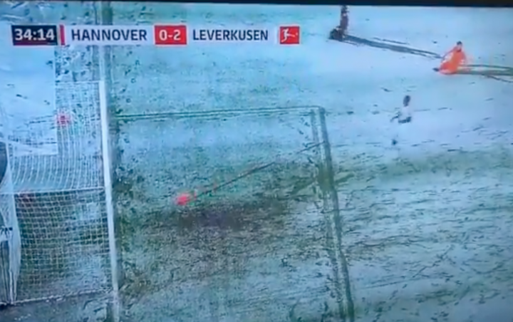 Un tir dans des cages vides... arrêté par la neige en Bundesliga !