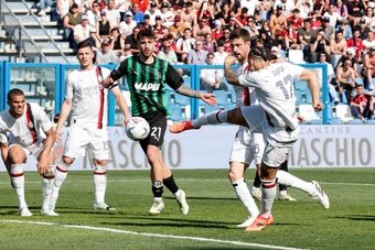 El Milan volvió a pinchar en la Serie A, con la mente puesta en la Europa League, empató contra el Sassuolo y deja una opción para que el Inter pueda ser campeón en el 'Derby della Madonnina'.