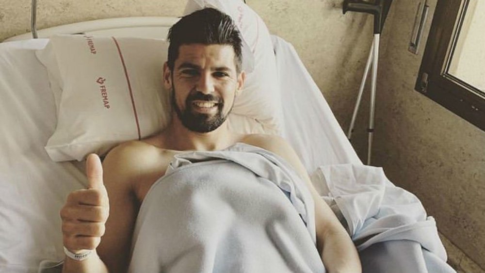 Nolito depois de ser operado e receber alta hospitalar. Twitter/SevillaFC