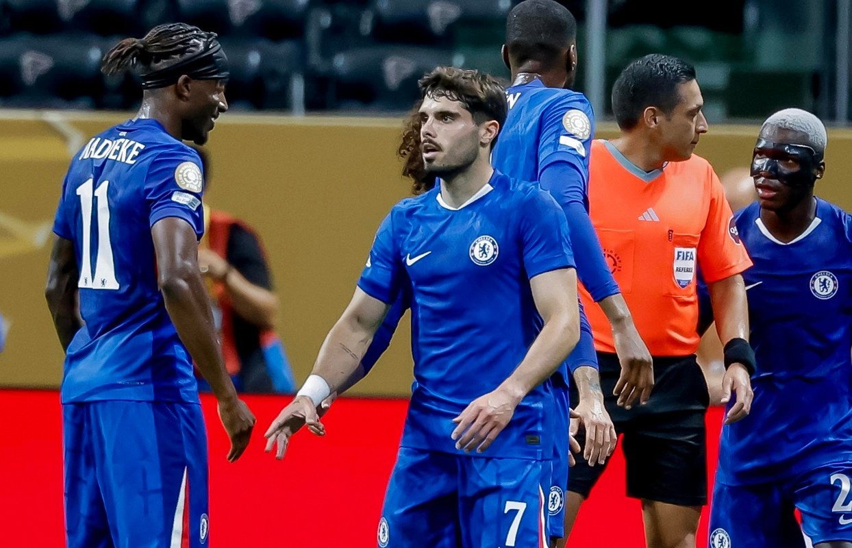 Arsenal are keeping close tabs on Madueke's development and fitness. EFE