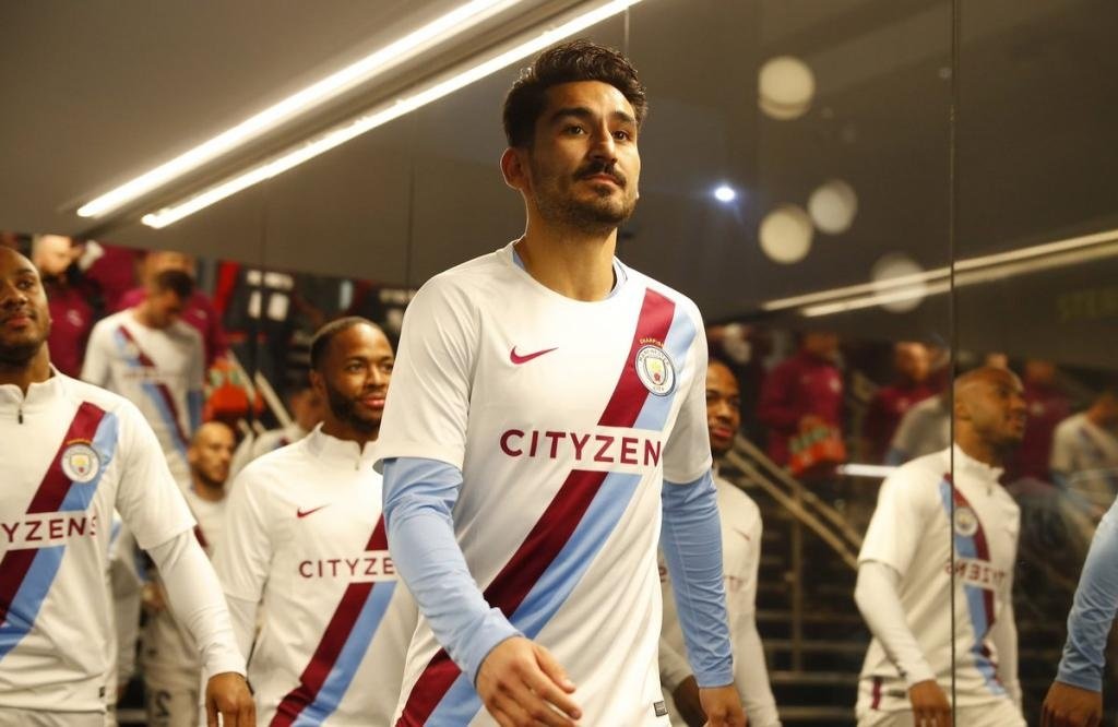 El City estrenó camiseta tras proclamarse campeón