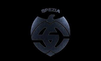 Si la temporada del Spezia, ya de por sí, es pesadillesca, se ha visto salpicada de polémica desde el principio por un cambio de escudo que ha podido pasar desapercibido por llevarse acabo tras un descenso a la Serie B. La directiva quiso aplicar un 'rebranding' como los tantísimos que se han llevado a cabo en la élite y acabó escuchando miles de quejas de los aficionados, que ven una referencia al neofascismo donde ellos querían mostrar modernidad.