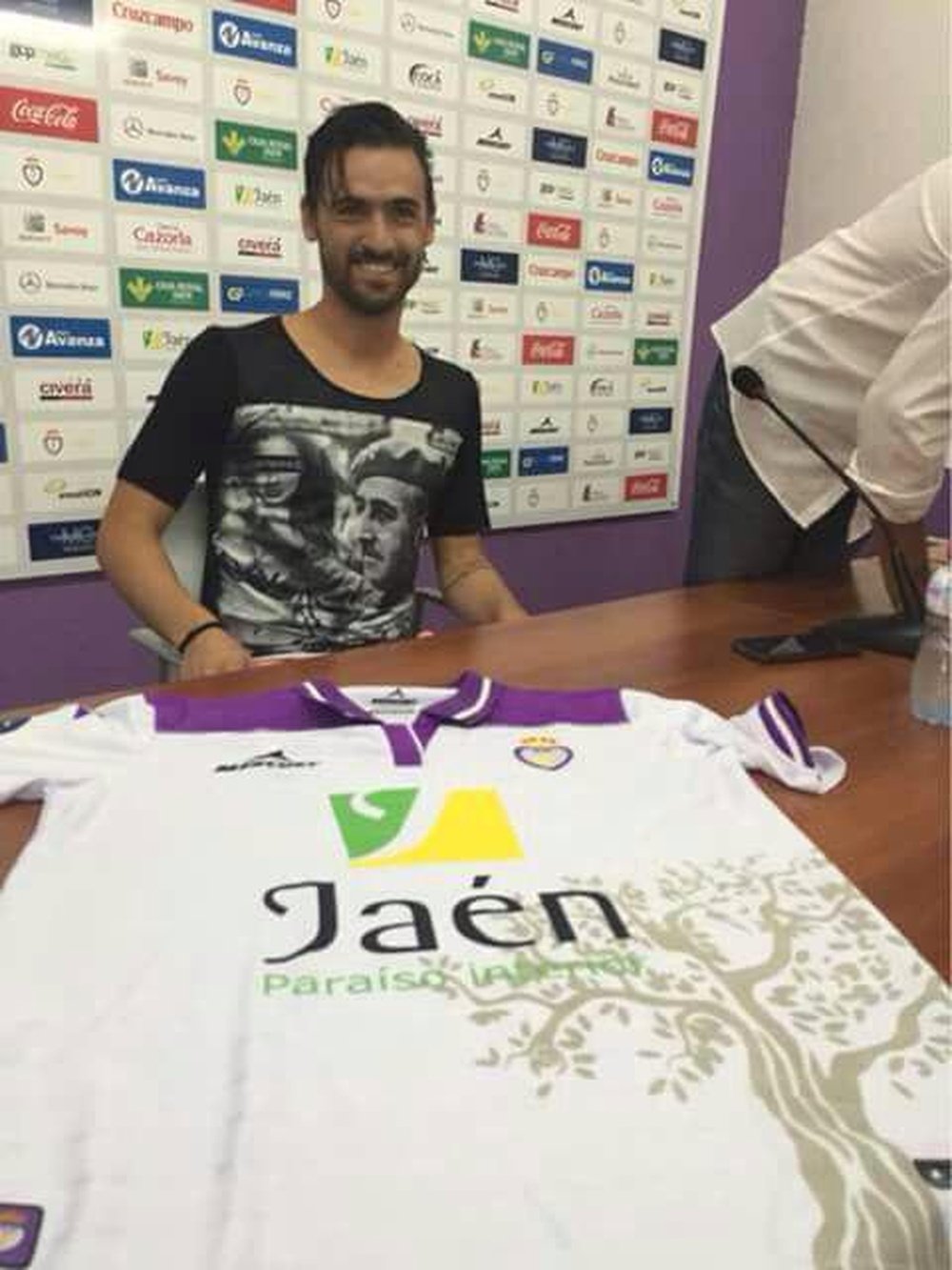 Nuno Silva acompañado de una camiseta de Franco en su presentación con el Jaen. Twitter