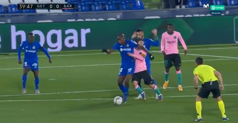 Nyom's elbow in Messi's face went unpunished. Screenshot/MovistarLaLiga