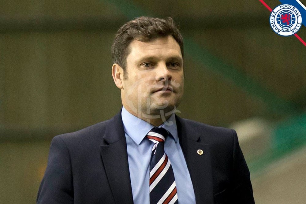 O técnico de 43 anos vai ficar mesmo no cargo de treinador do Rangers FC. Twitter/RangersFC