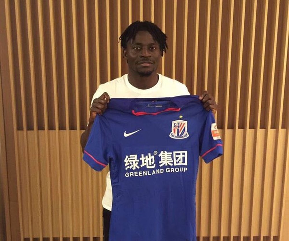 Obafemi Martins posa con la camiseta de Shanghai Shenhua, su nuevo equipo. Twitter