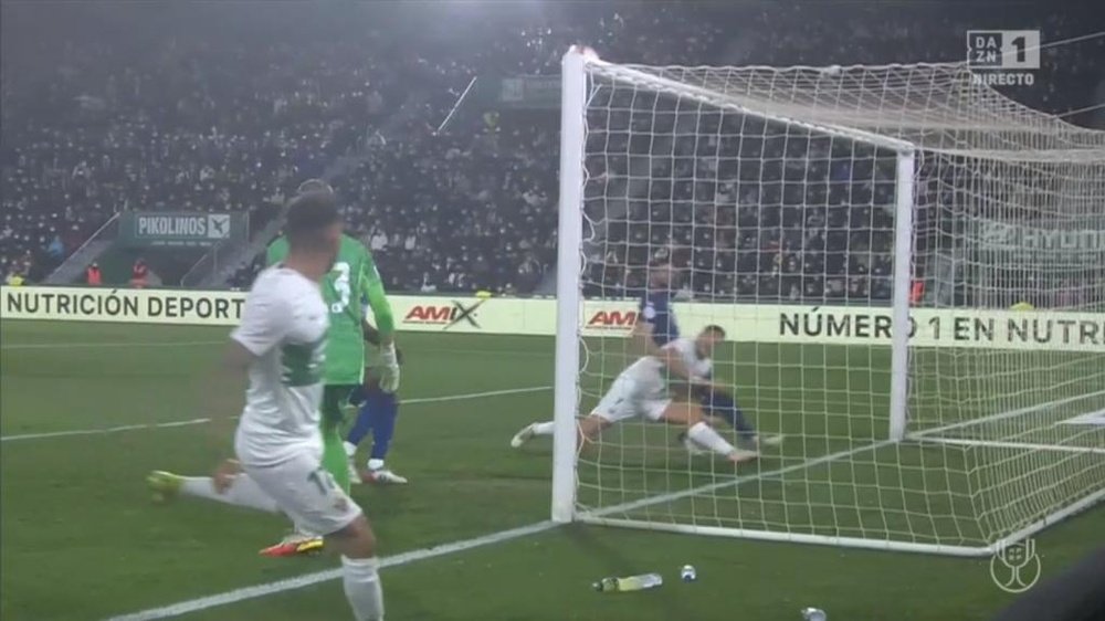 Guido Carrillo somehow hit the crossbar for Elche. Screenshot/DAZN