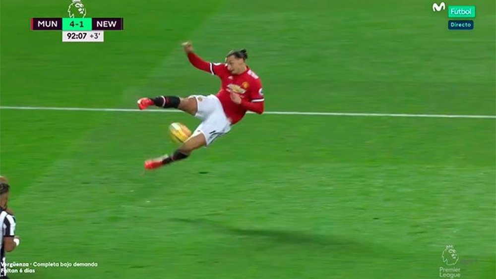 Ibrahimovic once again showed off his athleticism. Captura/Movistar