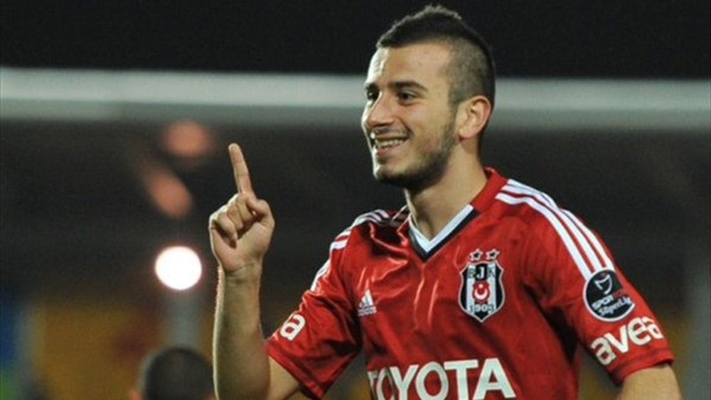 Oguzhan Ozyakup, jugador turco que defiende los colores del Besiktas. Twitter