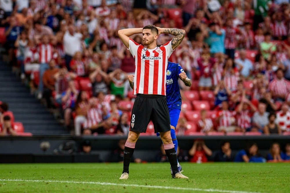 Sancet y Ander Herrera llegan, pero Beñat Prados va más justo. EFE