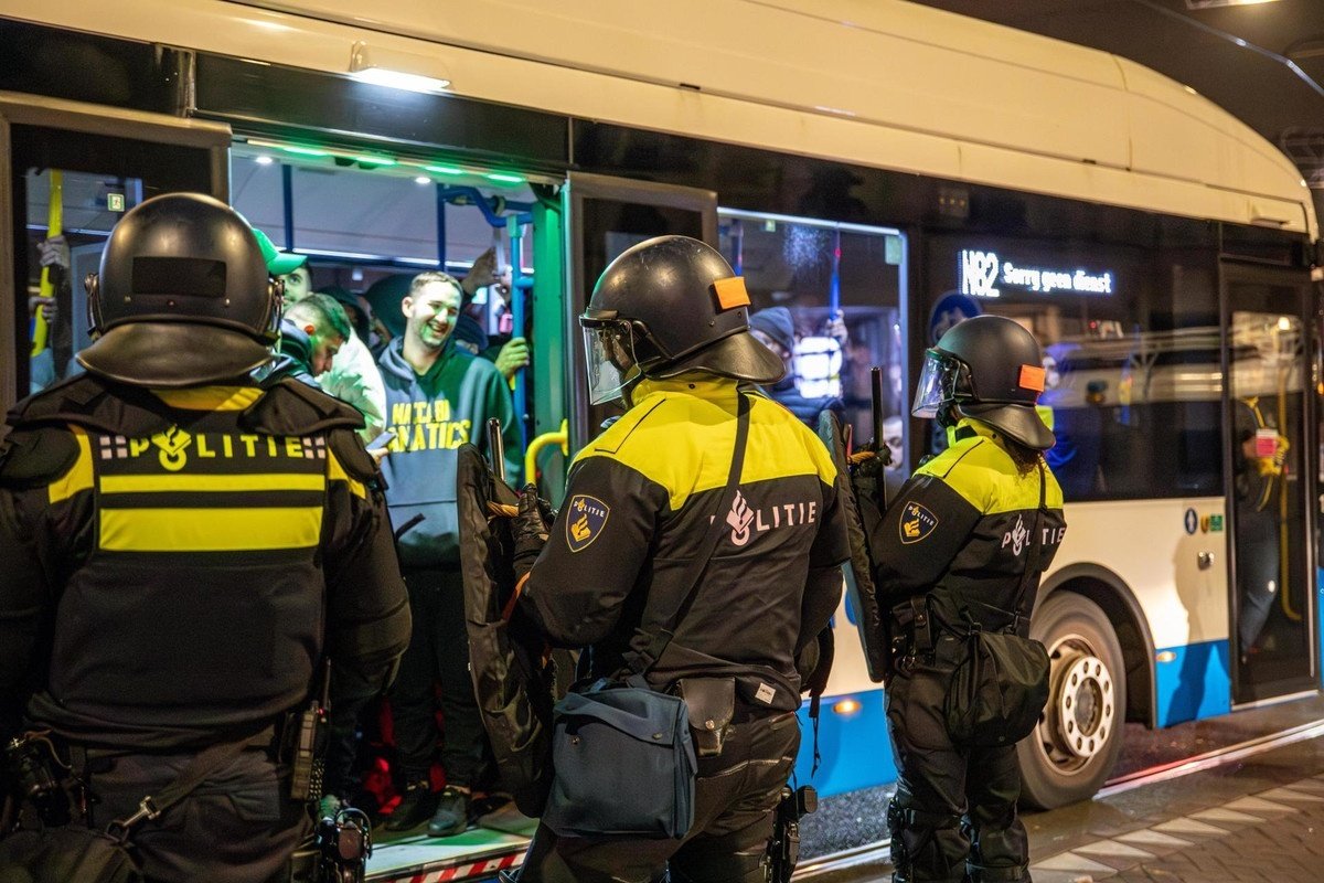 Tras el partido entre el Ajax y el Maccabi, aficionados del equipo israelí y pro palestinos que se manifestaban en Ámsterdam dejaron episodios violentos en el centro de la ciudad. El Gobierno israelí decidió enviar dos aviones de rescate. Centenares de detenidos y varios heridos.