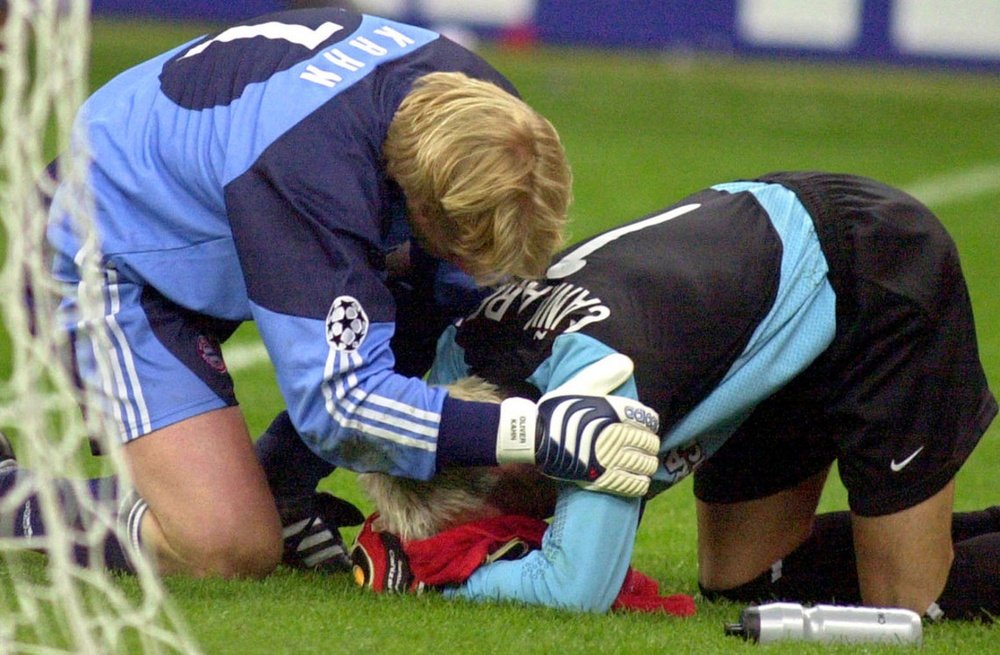 Oliver Kahn intenta consolar a Santiago Cañizares, en la final de Champions League que perdió el Valencia en la tanda de penaltis ante el Bayern de Múnich. Archivo/EFE/AFP