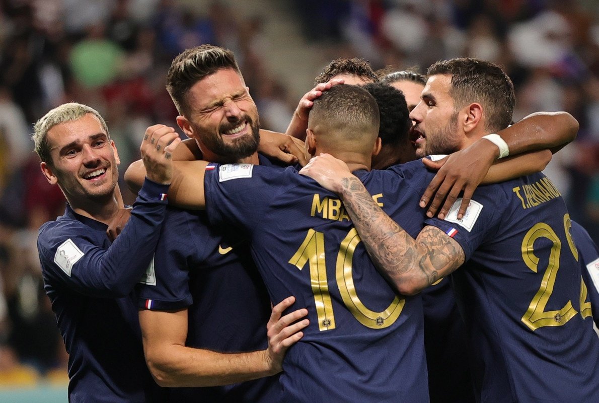 France wins thanks to a brace from Giroud.