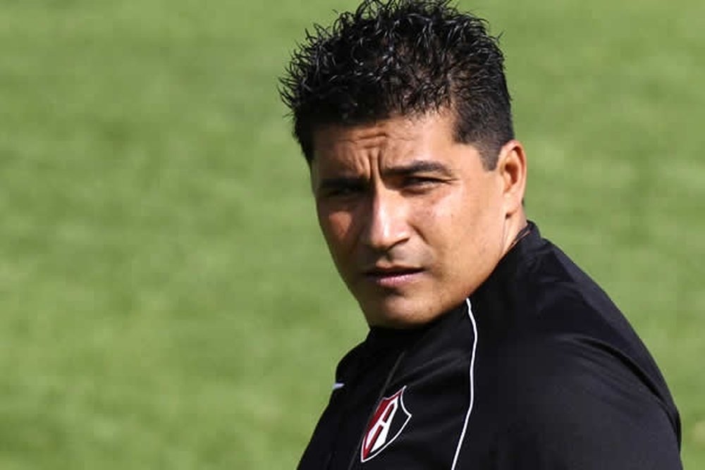Omar Asad podría ser el nuevo técnico de San Martín de Tucumán. EFE