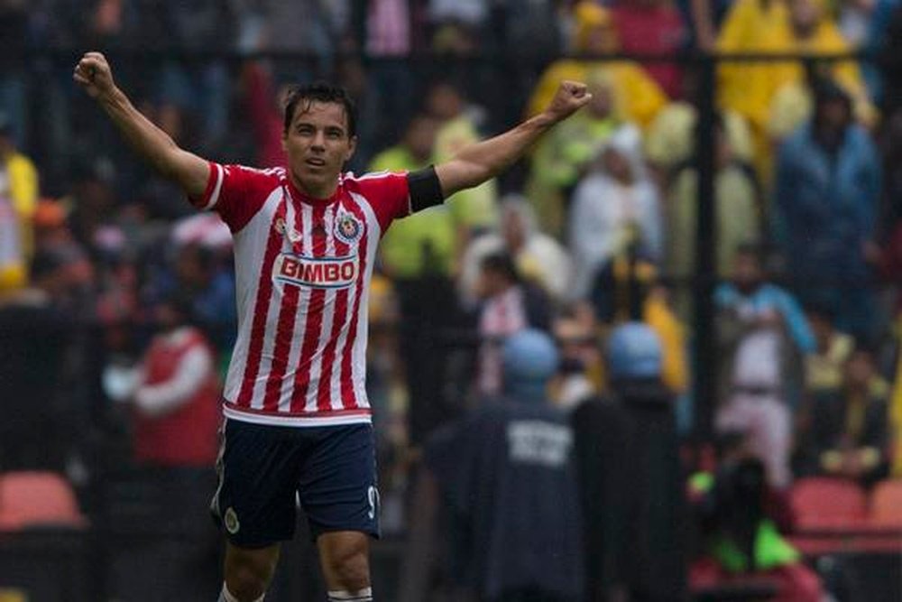 Omar Bravo lideró la victoria de Chivas de Guadalajara frente al América. Twitter