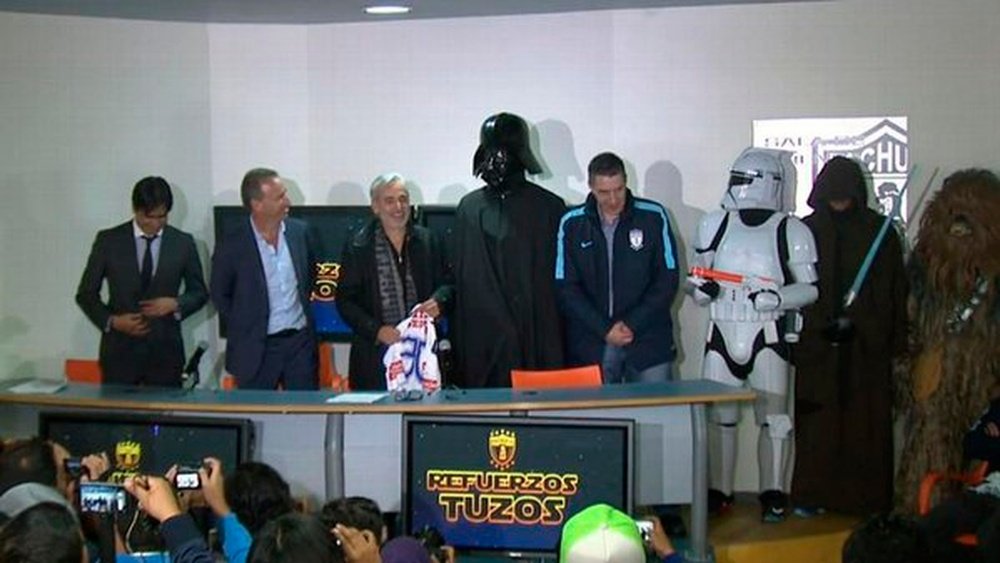 Omar González, disfrazado de Darth Vader, junto a parte de la directiva del Pachuca en su presentación. Twitter