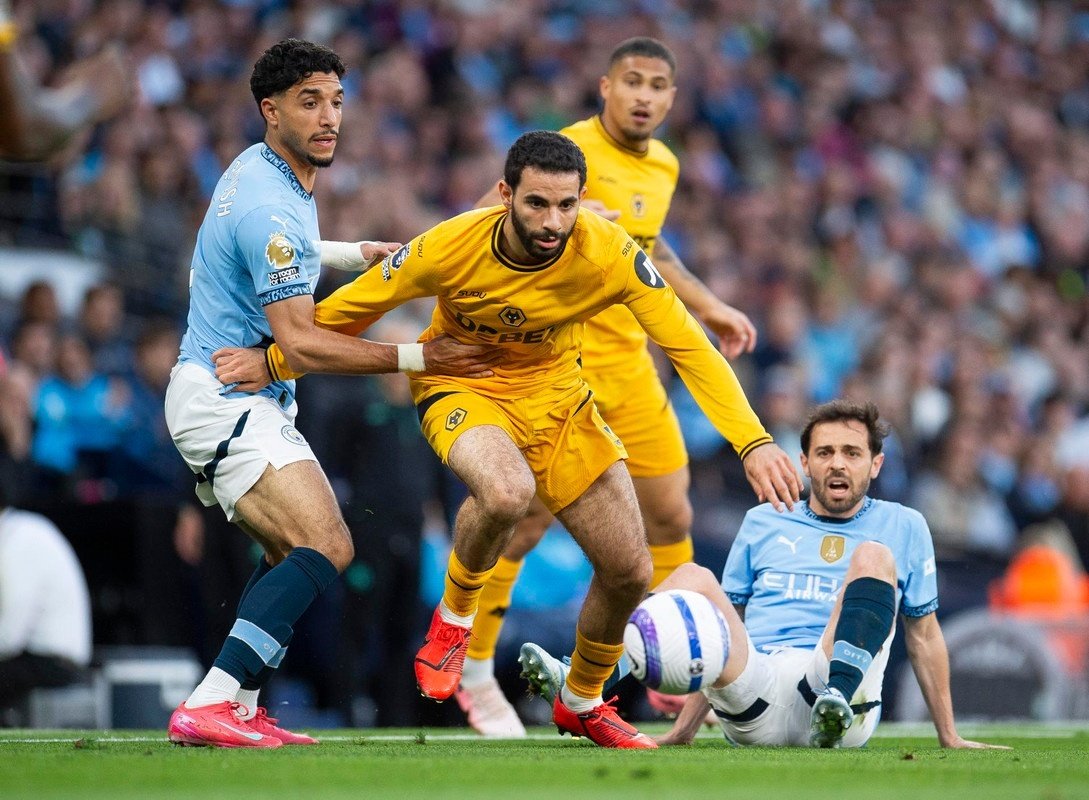 Manchester City avance à grands pas dans le dossier Rayan Aït-Nouri. Le défenseur de Wolverhampton aurait donné son feu vert pour rejoindre les champions d’Angleterre, et les discussions entre les deux clubs seraient sur le point d’aboutir.