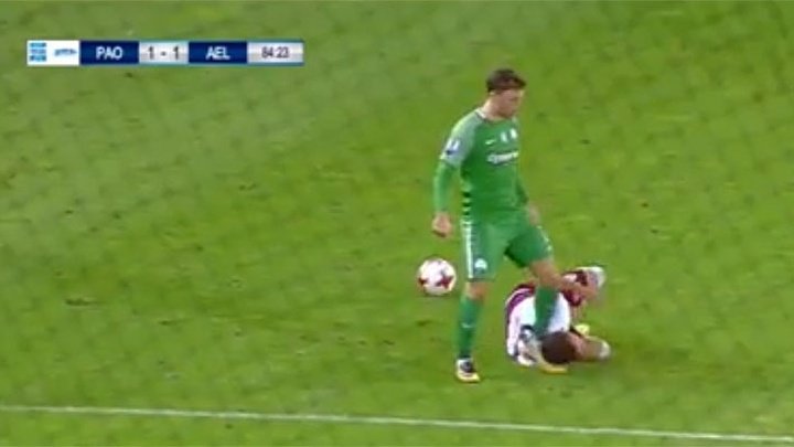 Patea al rival en el suelo ¡y se queja al árbitro por expulsarle!