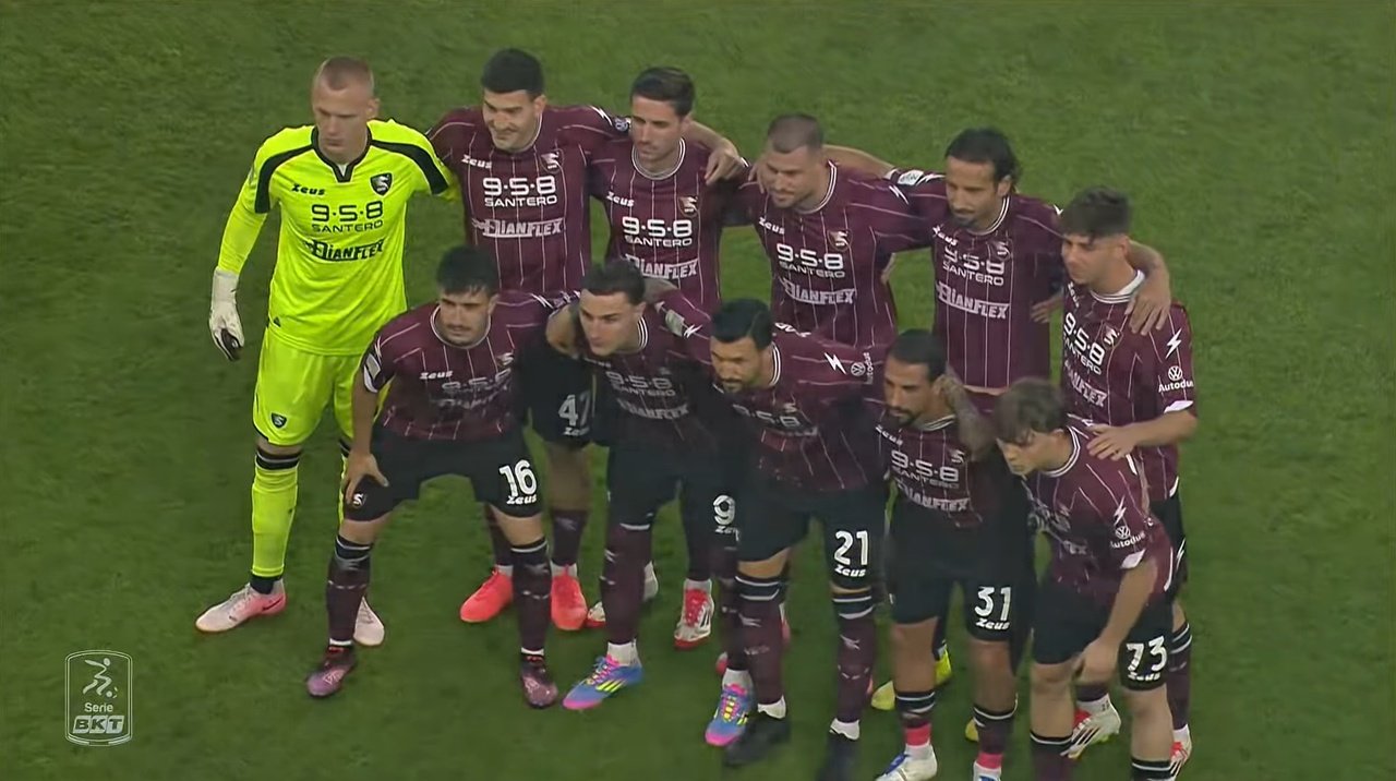 El doble descenso amenaza a la Salernitana. Captura/Youtube/Salernitana