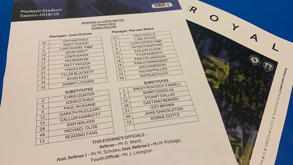 Cuando los aficionados también juegan: llevaron el 13 en el Reading-Leeds. Twitter/LUFC