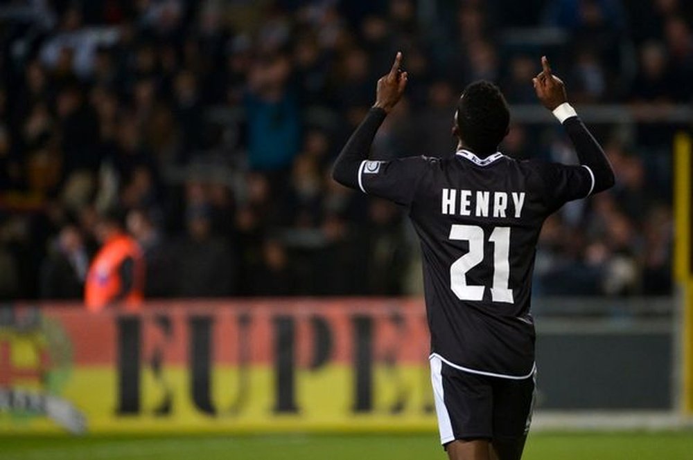 Onyekuru célèbre un but avec le Eupen. Eupen