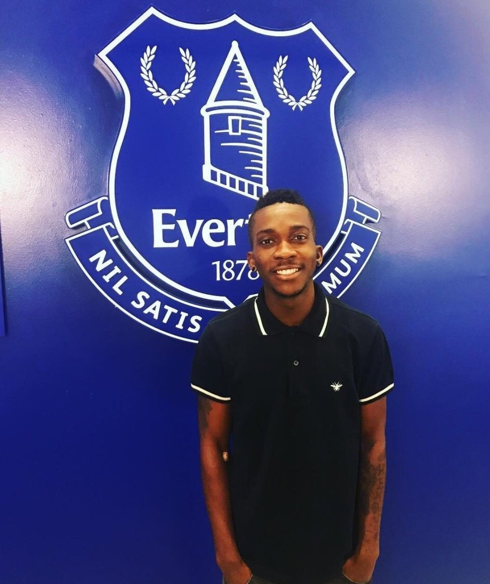 Onyekuru poses having signed for Everton. Twitter
