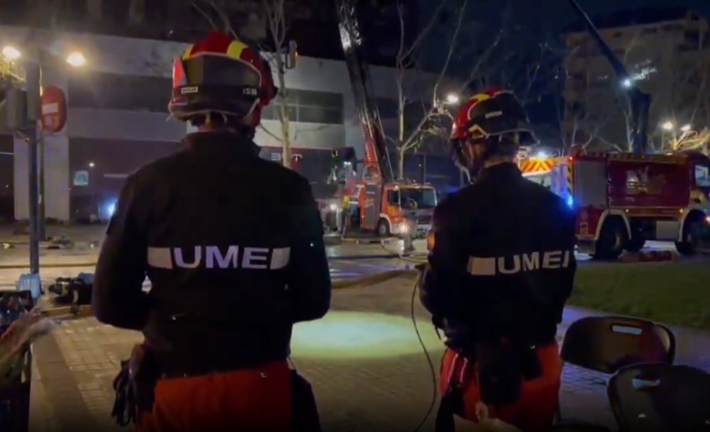 Los operarios del UME estuvieron trabajando casi toda la noche en el fuego. Captura/ElEspañol