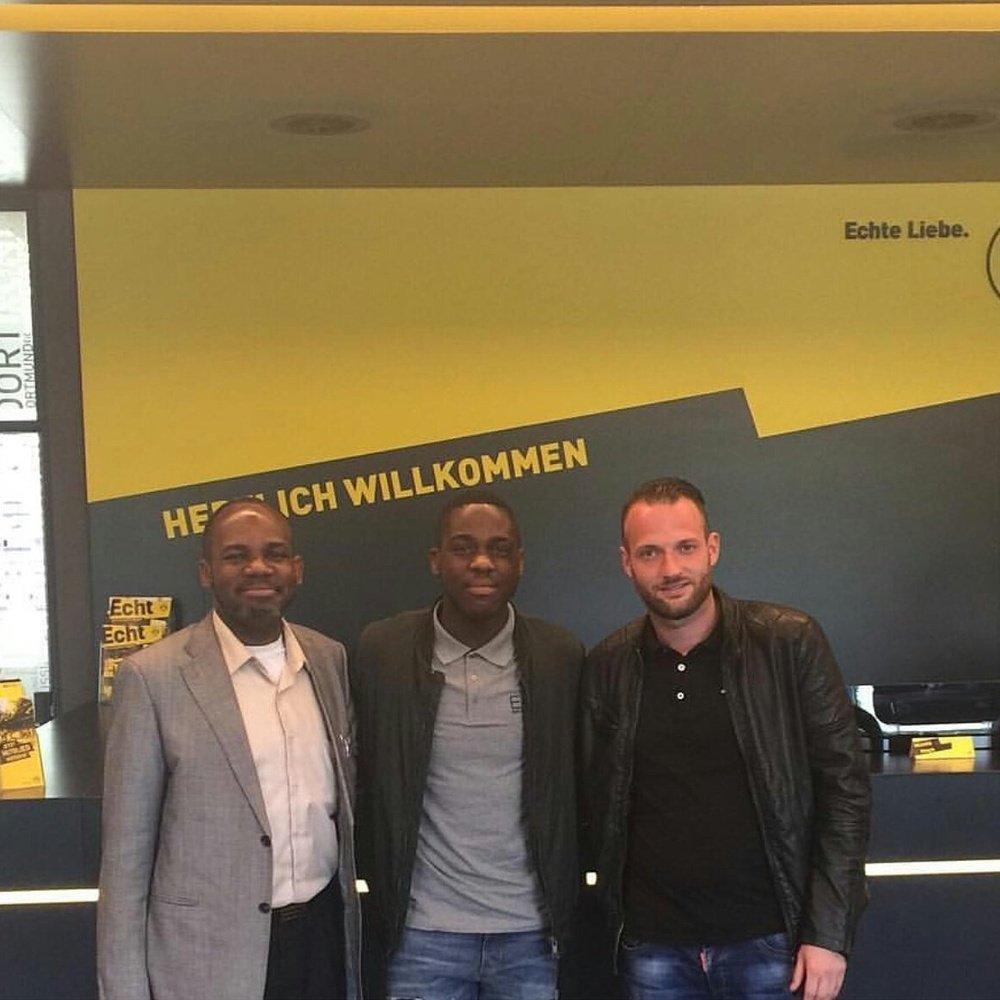 Orel Mangala, antes de ser presentado con el Borussia Dortmund. Twitter
