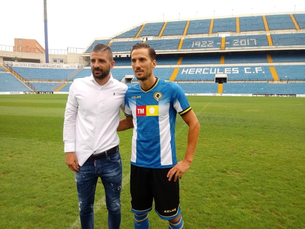 El delantero madrileño fue presentado en el estadio José Rico Pérez. HérculesCF