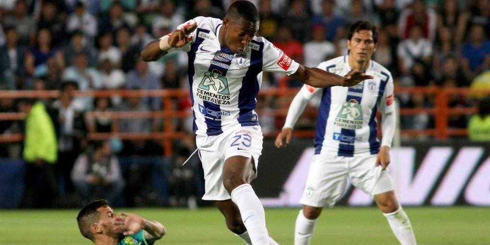 Óscar Murillo controla un balón con Pachuca. AFP