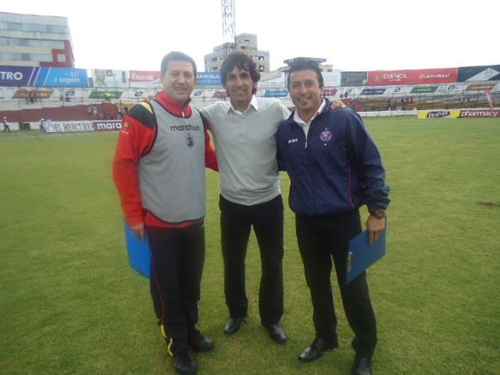 Óscar Pacheco (d) y Claudio López (c), en el momento de su presentación como nuevos entrenadores del Estudiantes de Buenos Aires. Twitter