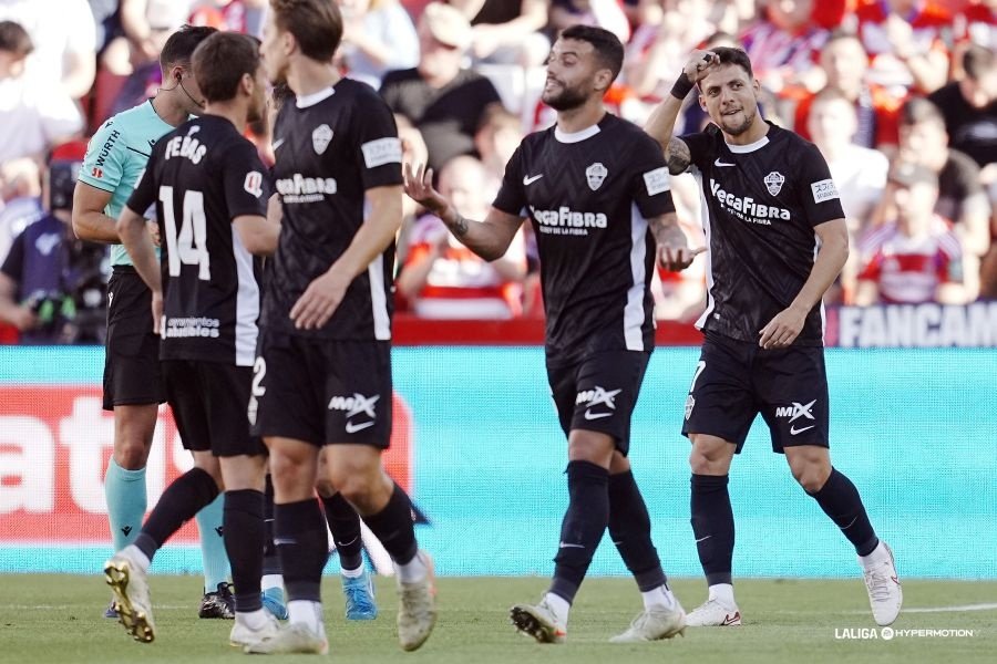 Granada y Elche firmaron el 1-1 en la jornada 37 de Segunda División. Óscar Plano reaccionó al tanto inicial de Giorgi Tsitaishvili y Lucas Boyé falló el penalti que pudo brindar la victoria local y consolidar al proyecto nazarí en el 'play off'.