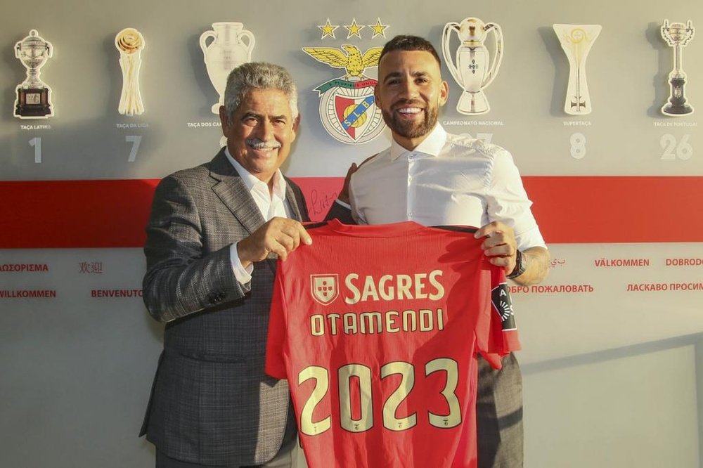 Otamendi assinou contrato com o Benfica válido até 2023. Twitter/SLBenfica