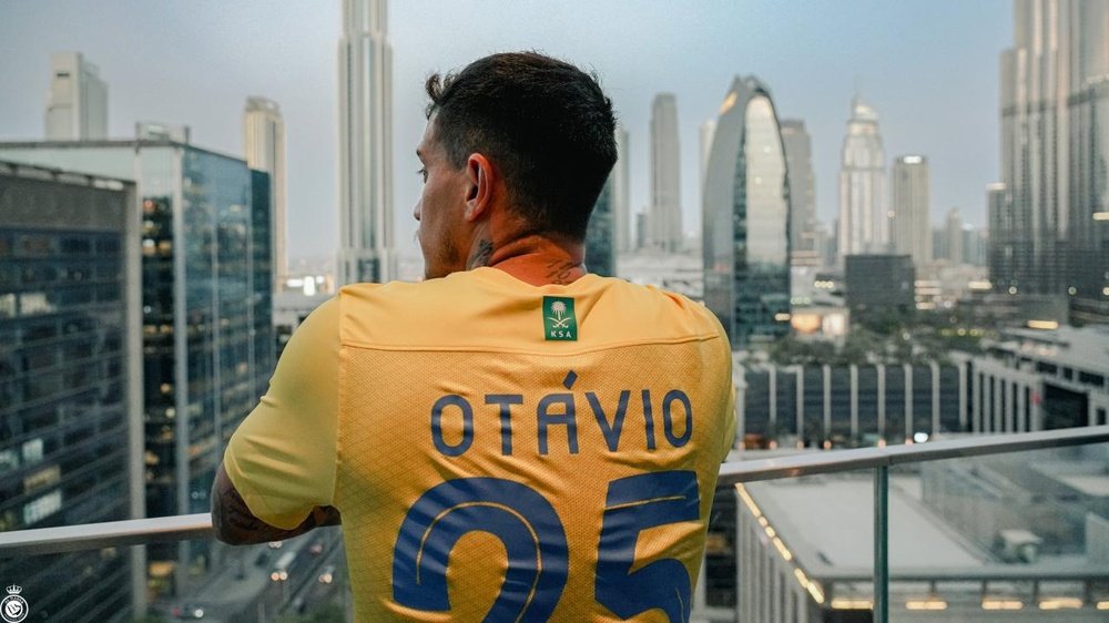 20 Transfer Termahal Musim Panas 2023, Premier League Masih Dominan - otavio posa con la camiseta del al nassr con riad de fondo alnassrfc 20 Transfer Termahal Musim Panas 2023, Premier League Masih Dominan - otavio posa con la camiseta del al nassr con riad de fondo alnassrfc