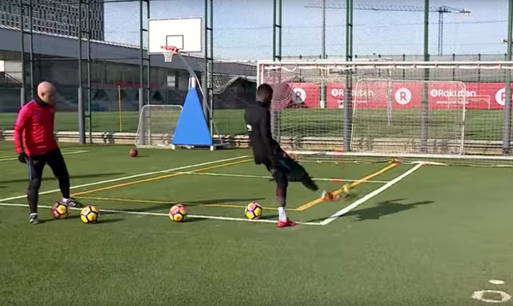 Dembélé peut de nouveau s'entraîner avec le ballon. Youtube/FCB