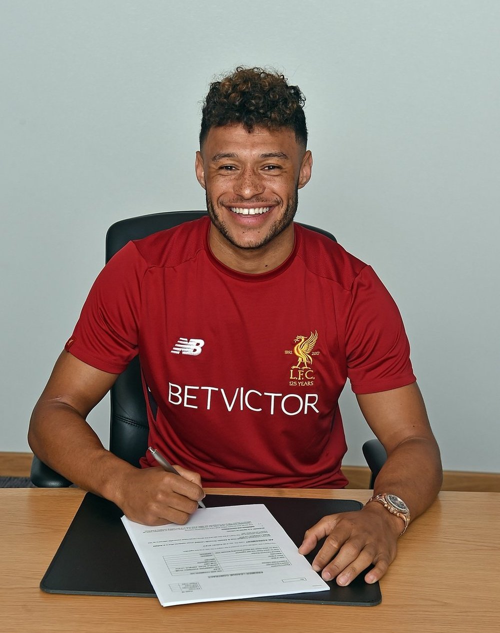 Oxlade-Chamberlain a signé à Liverpool. LiverpoolFC