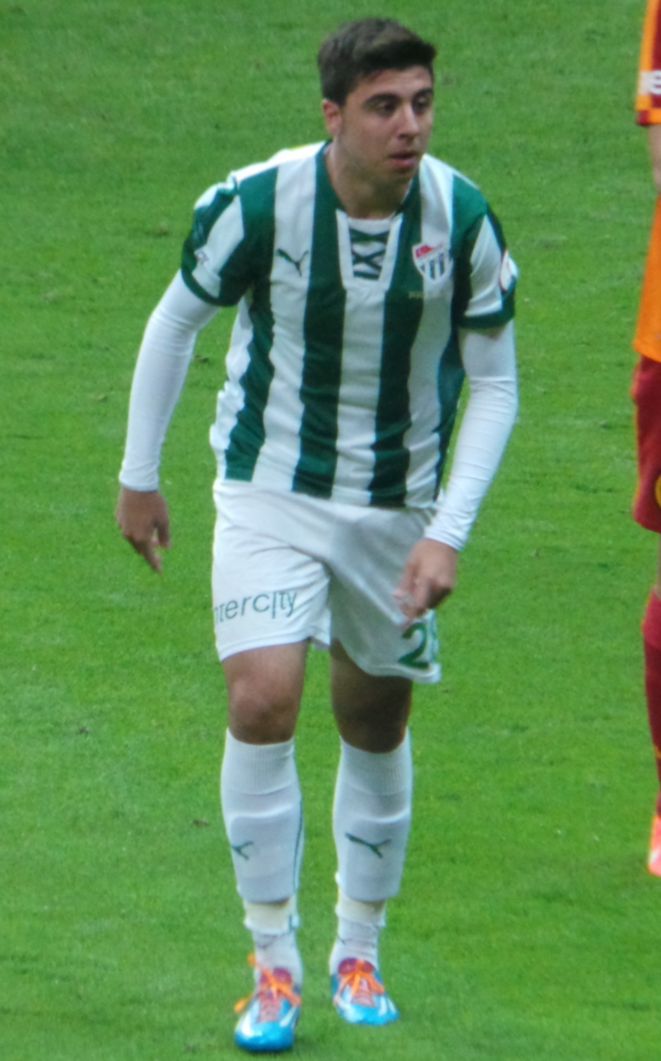 Ozan Tufan, centrocampista del Bursaspor e internacional con la selección de Turquía. Ultraslansi.