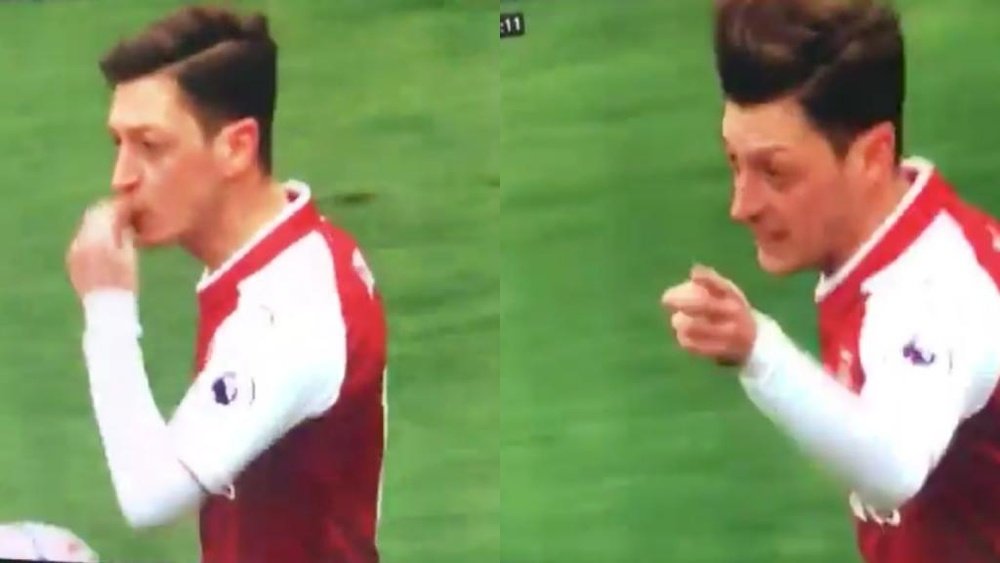 Özil no se tomó a bien la actitud de su compañero. Captura