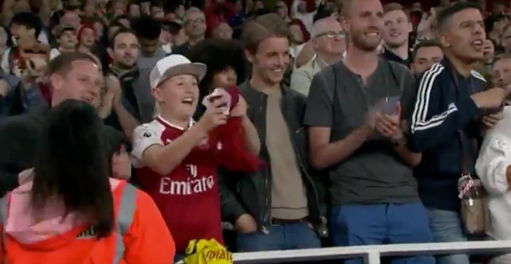 El joven aficionado consiguió la elástica de Ózil. Twitter/Arsenal