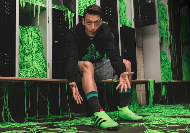 Adidas crea una botas a la medida Özil