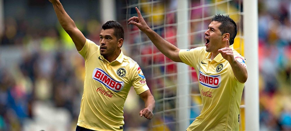 Pablo Aguilar y Miguel Samudio, celebrando un gol con América. ClubAmérica