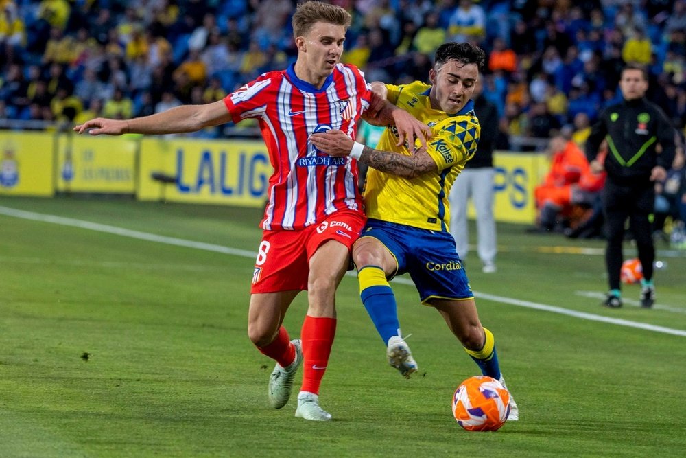 Barrios (L) remains unlikely to feature against Real Betis. EFE